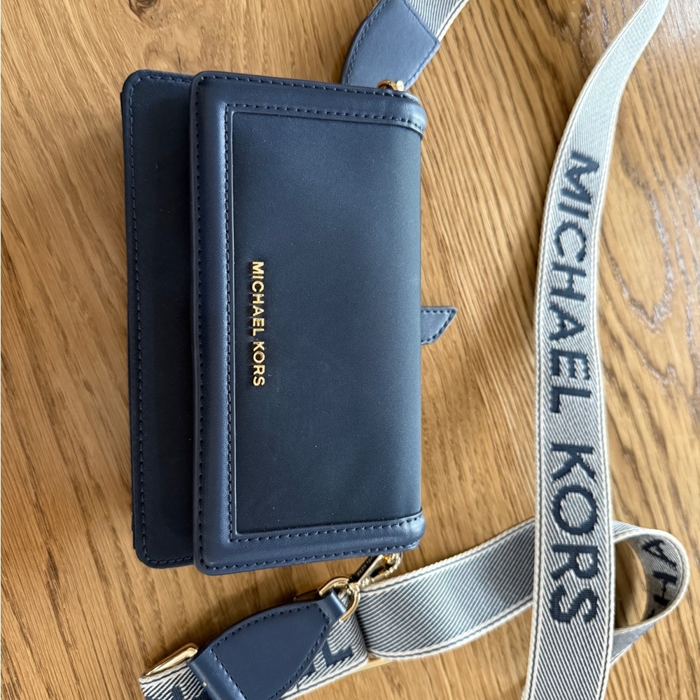 Michael Kors Jet Set Small Nylon smart phone Crossbody bag. NWOT